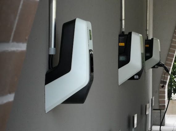 Ladestecker an einem Elektroauto in einer Tiefgarage